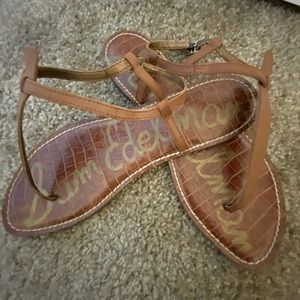Cowhide leather, cushioned footbed. Thong strap. Rubber sole. Size 10M